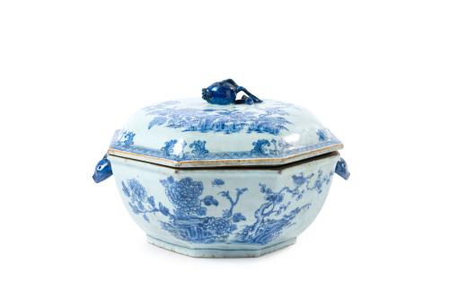 Sopera octogonal en porcelana blanca y azul, Compañia de In