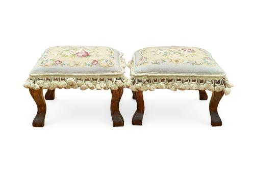 Pareja de escabeles en madera con tapicería en petit-point 