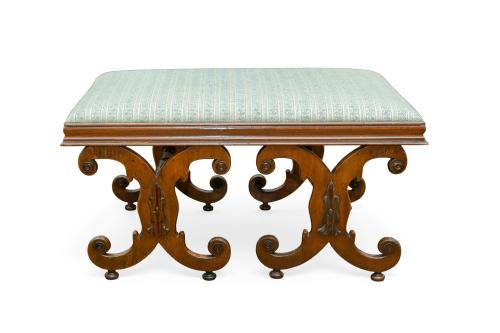 Mesa en madera de nogal, patas en forma de "c" contrapuesta