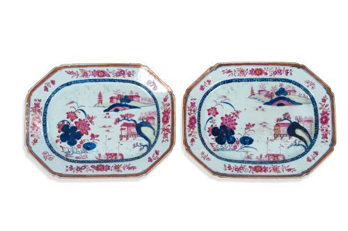 20   -  <p><span class="object_title">Pareja de fuentes en porcelana china de Compañía de Indias, China. Dinastía Qing, época Quianlong (1736-1795).<br/>Decoración esmaltada tipo Imari de paisajes orientales y greca clásica. Alero floral. </span><br></p>