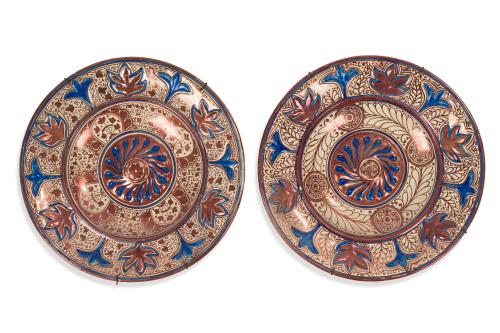 Pareja de platos con tetón en cerámica de reflejo metálico 