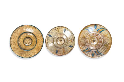 Lote de tres platos historicistas de cerámica de reflejo me
