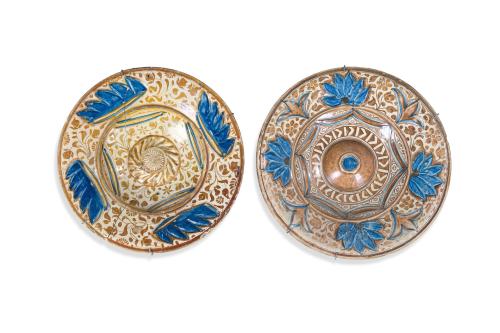 Lote de dos platos con tetón en cerámica de reflejo metálic