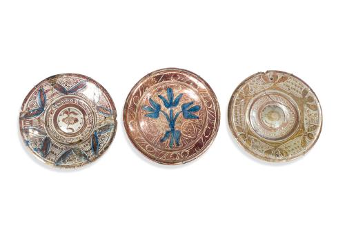 Lote de tres platos en cerámica de reflejo metálico y azul 