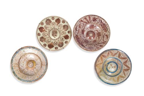 Lote de cuatro platos en cerámica de reflejo metálico, ss. 