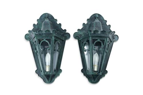 5   -  <p><span class="object_title">Gran pareja de apliques a modo de farol en metal pintado y recortado con paños de cristal. </span><br></p>