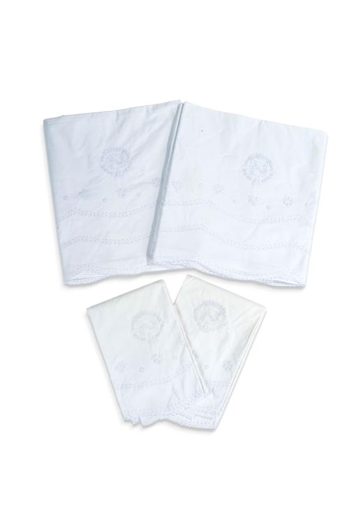 Dos juegos para camas individuales en algodón blanco con un