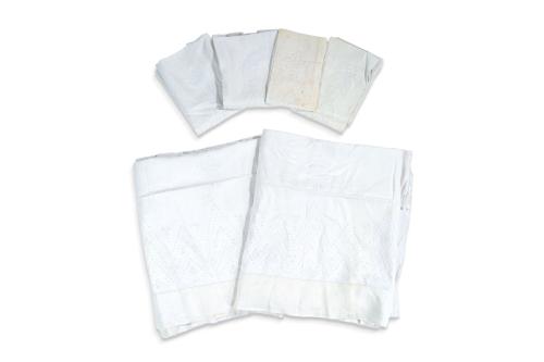 Dos juegos de sábanas en hilo y algodón blancas con una F y