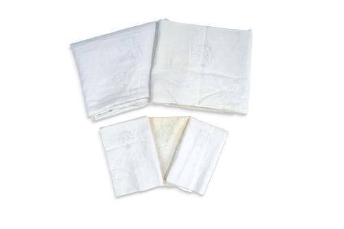 Dos juegos de sábanas en hilo y algodón blanco bordados con