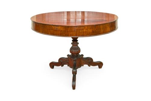 Mesa velador en madera sobre pie central gallonado y 4 pata