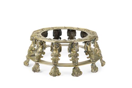 Soporte para brasero en bronce dorado con decoración de hoj