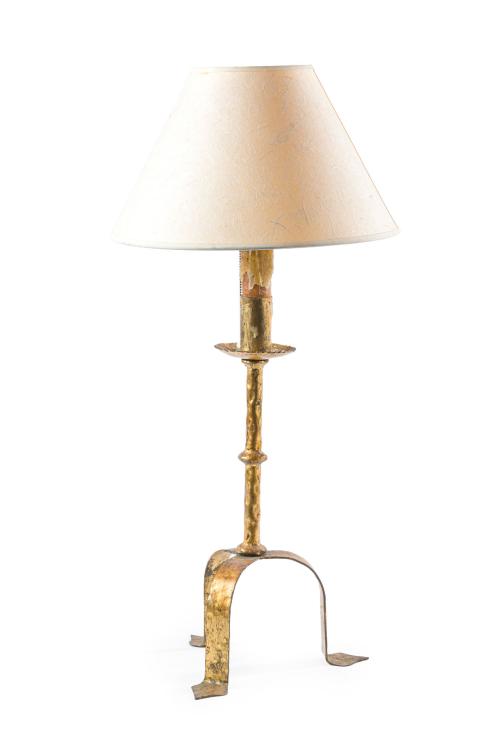 Lámpara de sobremesa a modo de hachero en metal dorado sigu