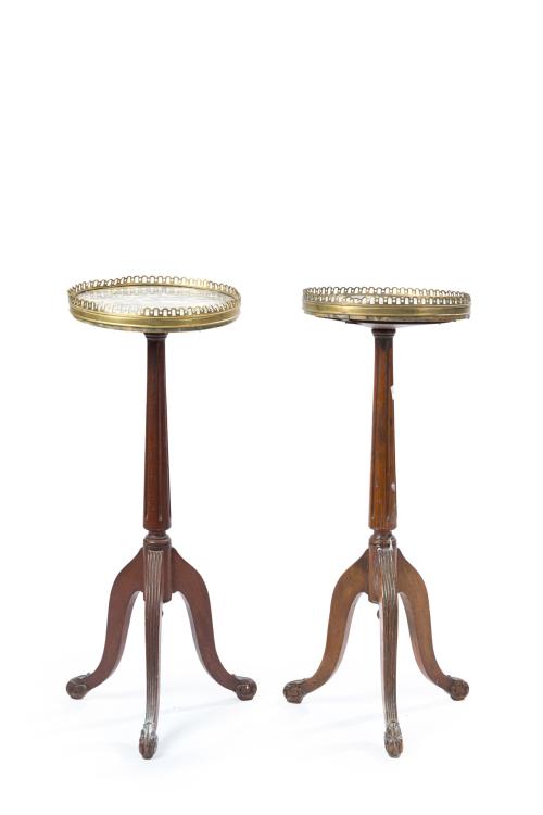 628   -  <p><span class="object_title">Pareja de mesitas axiliares en madera a modo de pequeños gueridones sobre patas de trípode. Tapa de mármol y barandilla calada. </span><br></p>