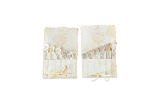 672   -  <p><span class="object_title">Juego de 12 cucharillas para caviar en nácar en dos fundas antiguas en seda bordada con flores. </span><br></p>