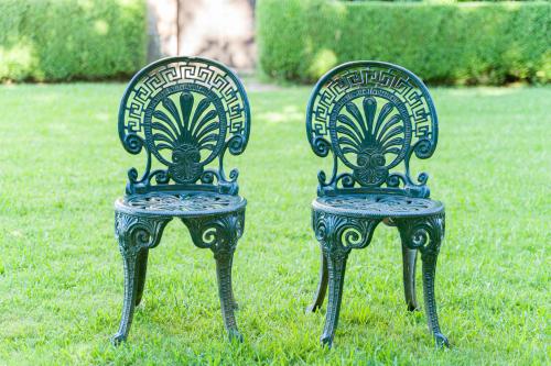 3   -  <p><span class="object_title">Lote formado por 6 sillas en hierro pintado en verde con asiento calado de palmetas y perímero de greca clásica. </span><br></p>