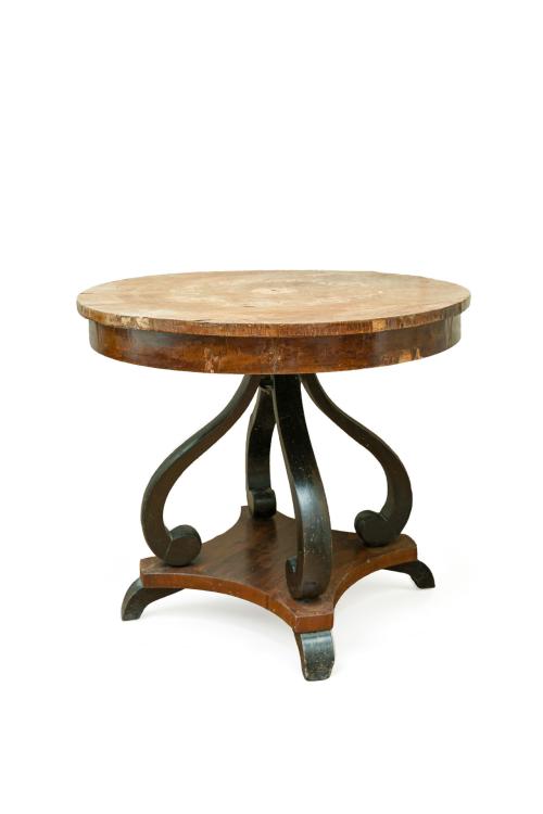 Mesa velador en madera con decoración de marquetería en el 