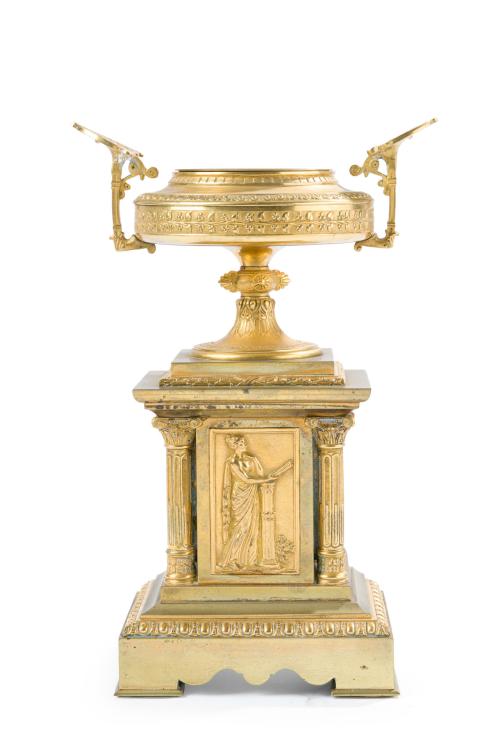 Centro en forma de copa clásica en bronce dorado. Sobre ped