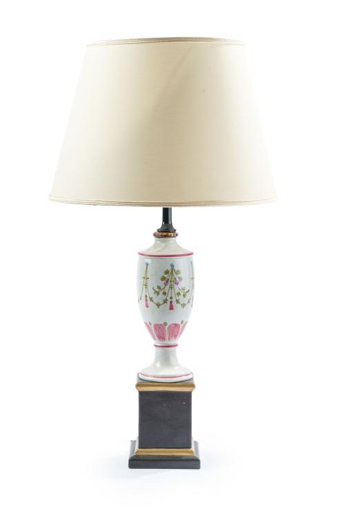673   -  <p><span class="object_title">Lámpara de sobremesa con fuste a modo de jarrón en porcelana esmaltada de estilo neoclásico.</span><br></p>