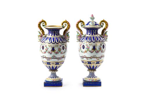 Pareja de jarrones en porcelana de Volkstedt, Alemania.De