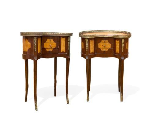 Pareja de mesitas de riñón en madera con decoración de marq