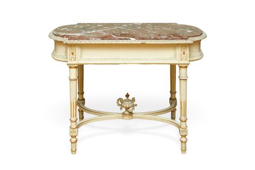 674   -  <p><span class="object_title">Mesa ovalada estilo Luis XVI, s. XX<br/>En madera pintada en crudo y sobre de mármol oscuro veteado. <br/>Patas troncocónicas acanaladas unidas por chambrana rematada en copa clásica. </span><br></p>