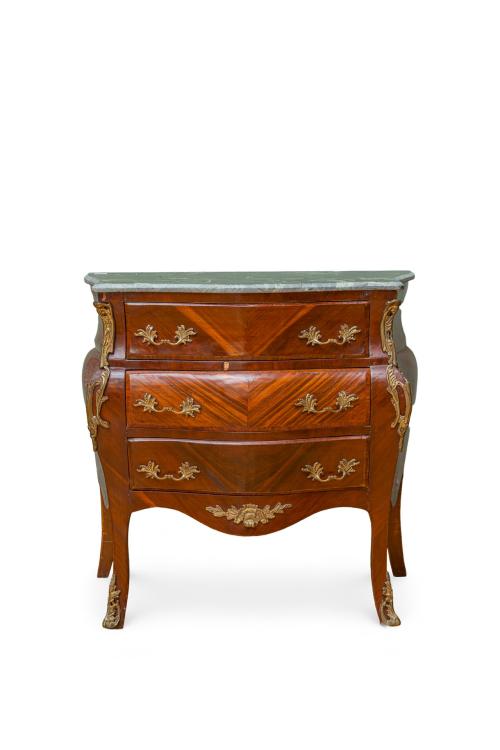 Cómoda estilo Luis XV, Francia ff. s. XIXEn madera con de