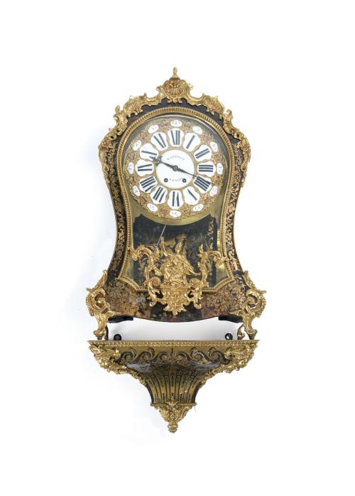237   -  <p><span class="object_title">Reloj Cartel Luis XV. Francia S. XVIII-XIX<br/>Caja en madera con marquetería tipo Boulle en latón dorado de roleos, tornapuntas y motivos vegetales.  Esfera de bronce dorado y cincelado con numeración romana y arábiga subsidiaria esmaltada sobre placas de porcelana. Fimado en la esfera  MARTINOT A PARIS. Maquinaría de tipo París numerada, con llave y péndulo. Faltas.</span><br></p>