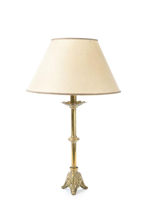 Lámpara de mesa con fuste a modo de candelero siguiendo mod