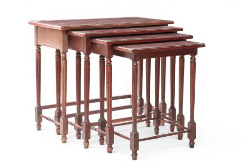 Juego de cuatro mesas nido en madera. 