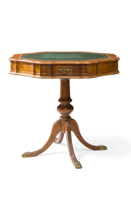Mesa de juego estilo inglés octogonal. En madera rubia, t