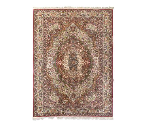 827   -  <p><span class="object_title">Alfombra oriental tipo Tabriz, s. XX<br/>En lana, con medallón central polilobulado y con profusa decoración floral y vegetal. </span><br></p>