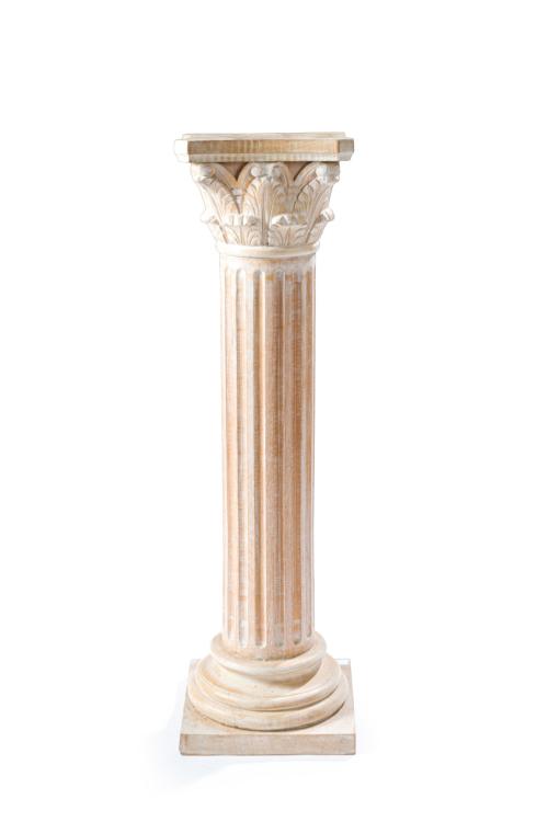 Peana a modo de columna con capitel corintio en madera pint