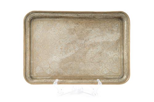 Bandeja marroquí en metal dorado con decoración grabada de 