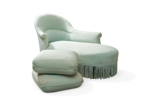 Juego formado por "chaise-long" y puff en seda color verde 
