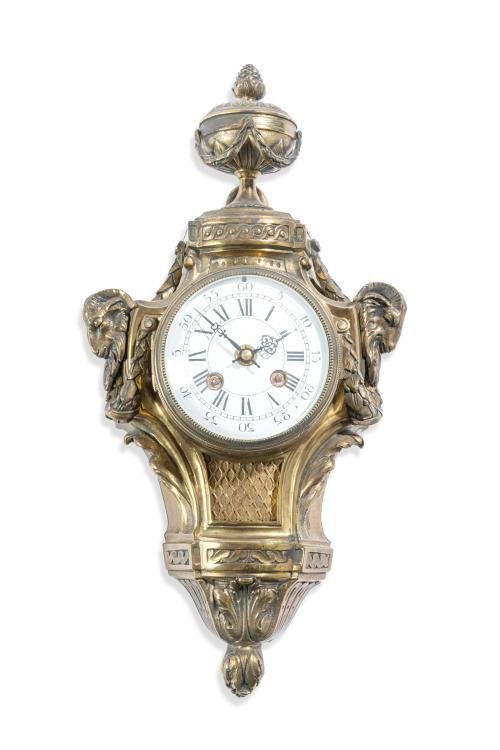 Reloj de estilo Luis XVI en bronce dorado con remate de cop