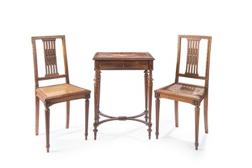 1062   -  <p><span class="object_title">Lote de mobiliario italiano formado por: pareja de sillas con pala calada decorada con espigas y asientos en rejilla (uno deteriorado); y mesita con cajón en cintura sobre patas troncocónicas unidas por chambrana.<br/>Tapas decoradas con marquetería de maderas frutales con motivos de flores. Con llave.</span><br></p>