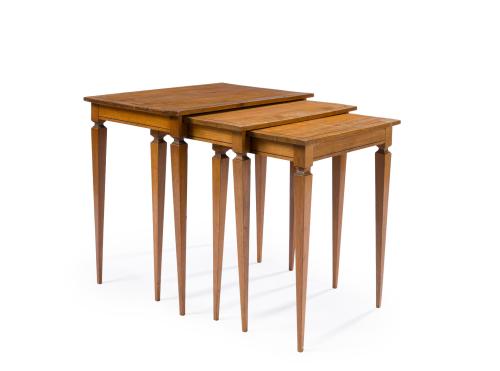 Juego de 3 mesitas nido estilo Luis XVI en madera clara con