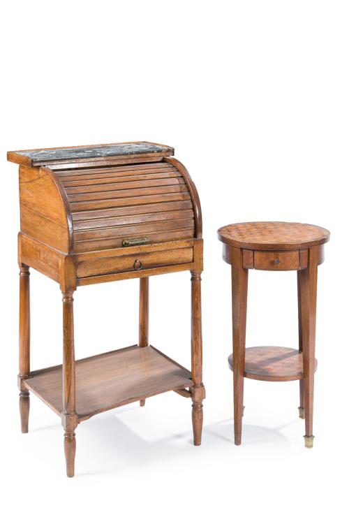 Lote de dos muebles infantiles. S. XIX.Bureau de tambor y