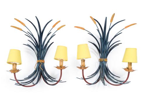Pareja de apliques de dos luces de diseño italiano en metal