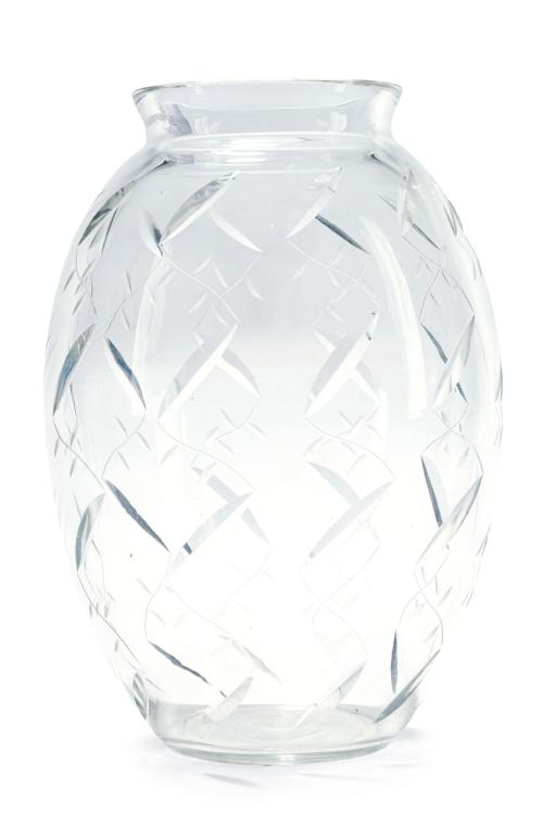 Jarrón en cristal globular con decoración grabada a rueda.