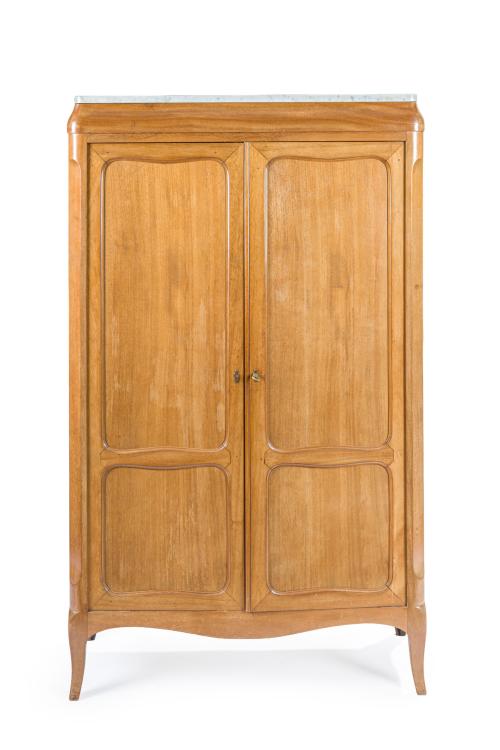 Armario bajo provenzal, Francia, c. 1950En madera de noga