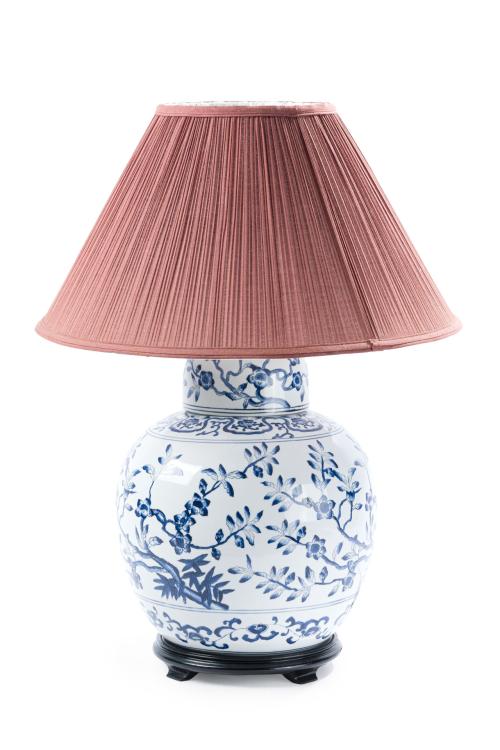 JARRÓN EN PORCELANA BLANCA Y AZUL (estilo oriental)