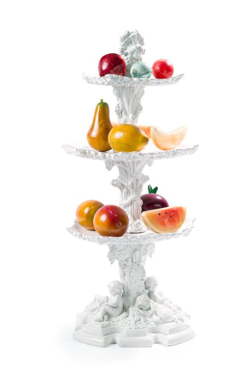 Gran frutero en loza de la Cartuja de Sevilla. Con frutas (