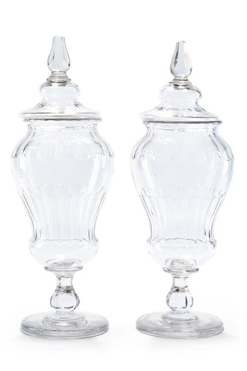 Pareja de copas con tapa en cristal centroeuropeo moldeado. 