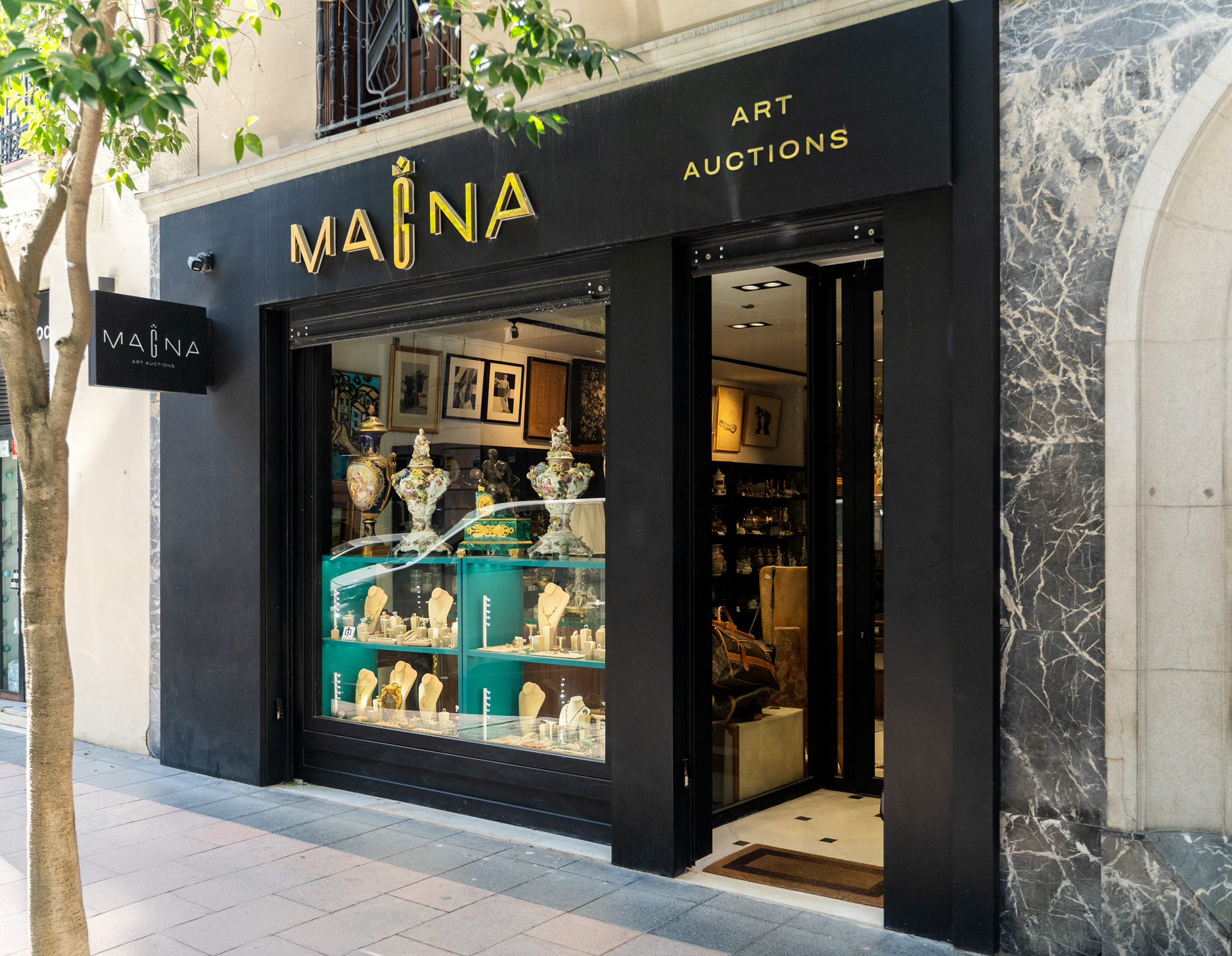 Presentación de piezas exclusivas en el escaparate de la casa de subastas Magna.
